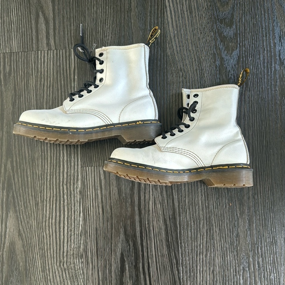 Dr. Martens 1460 W White Smooth Leather Round Toe Lace Up Ankle Boots Women’s 6